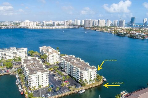 Condo in North Miami Beach, Florida, 2 bedrooms  № 1327730 - photo 1