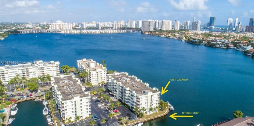 Condo in North Miami Beach, Florida, 2 bedrooms  № 1327730