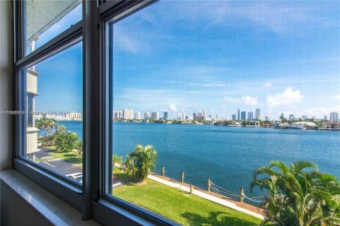 Condo in North Miami Beach, Florida, 2 bedrooms  № 1327730 - photo 17