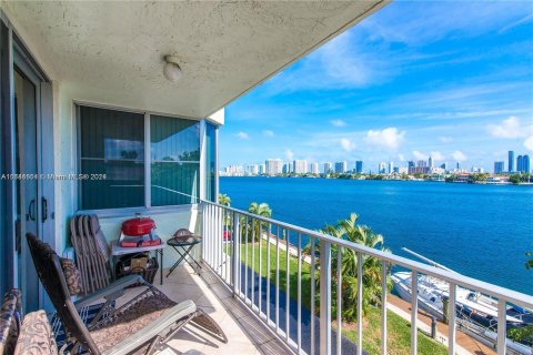 Condo in North Miami Beach, Florida, 2 bedrooms  № 1327730 - photo 3