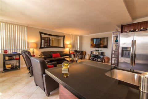 Condo in North Miami Beach, Florida, 2 bedrooms  № 1327730 - photo 13