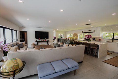 House in Miami, Florida 4 bedrooms, 210.61 sq.m. № 1184087 - photo 9