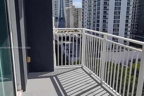 Condo in Miami, Florida, 1 bedroom  № 940280 - photo 7