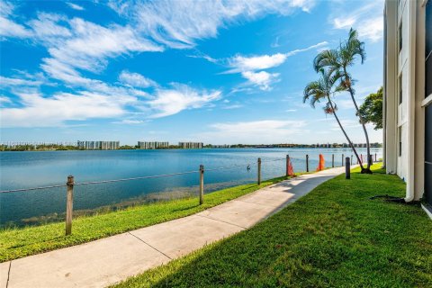 Condo in Oakland Park, Florida, 2 bedrooms  № 1316284 - photo 26