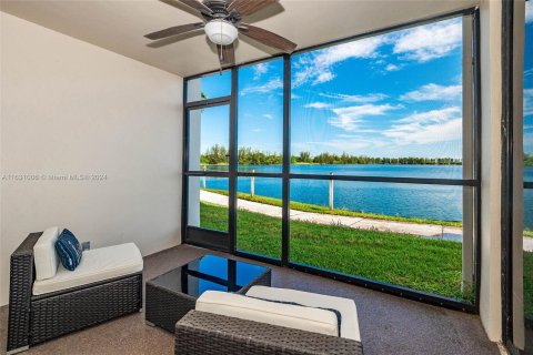 Condo in Oakland Park, Florida, 2 bedrooms  № 1316284 - photo 1