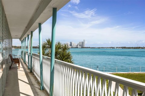 Copropriété à vendre à Bay Harbor Islands, Floride: 2 chambres, 69.68 m2 № 1094897 - photo 1