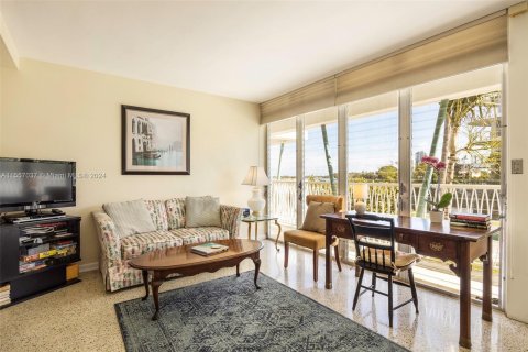 Condo in Bay Harbor Islands, Florida, 2 bedrooms  № 1094897 - photo 3