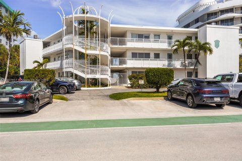 Copropriété à vendre à Bay Harbor Islands, Floride: 2 chambres, 69.68 m2 № 1094897 - photo 2