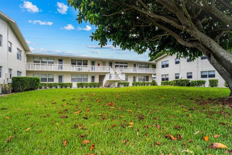 Condo in West Palm Beach, Florida, 1 bedroom  № 914469 - photo 14