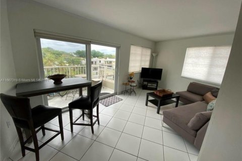 Condo in Miami Beach, Florida, 2 bedrooms  № 1382012 - photo 3