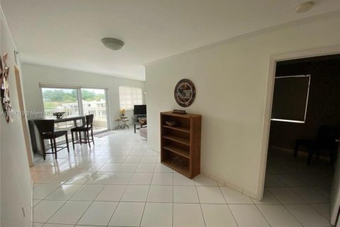 Condo in Miami Beach, Florida, 2 bedrooms  № 1382012 - photo 7