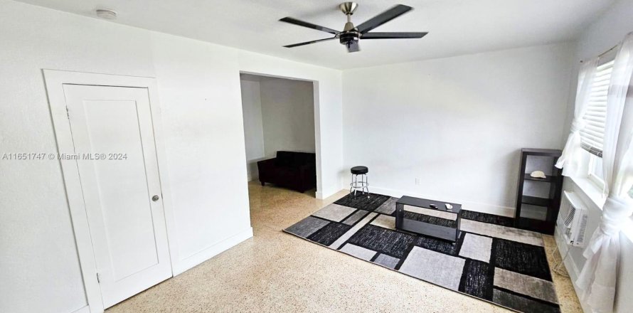 House in Miami Beach, Florida 1 bedroom, 72.46 sq.m. № 1345136