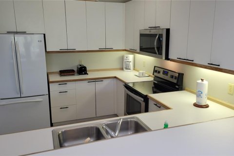 Townhouse in Longboat Key, Florida 1 bedroom, 115.57 sq.m. № 1349191 - photo 5