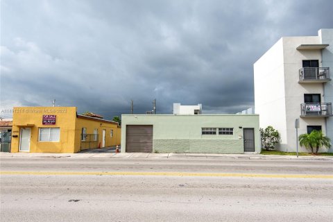 Propiedad comercial en venta en Hialeah, Florida № 860031 - foto 1