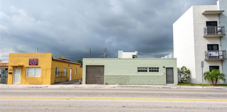 Commercial property in Hialeah, Florida № 860031