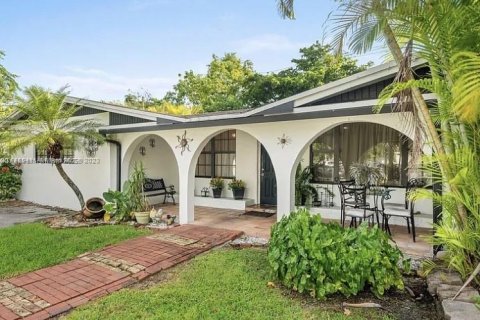 Casa en venta en Cutler Bay, Florida, 3 dormitorios, 165.18 m2 № 858192 - foto 1