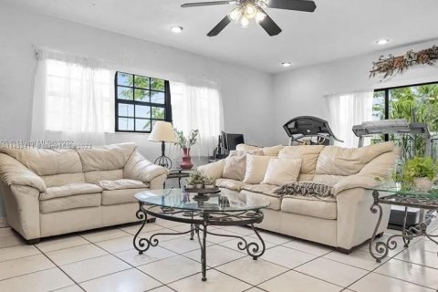 Casa en venta en Cutler Bay, Florida, 3 dormitorios, 165.18 m2 № 858192 - foto 7