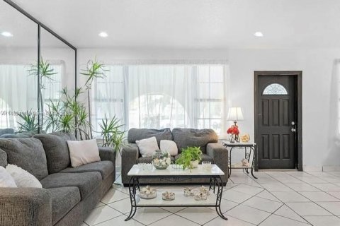 Casa en venta en Cutler Bay, Florida, 3 dormitorios, 165.18 m2 № 858192 - foto 2