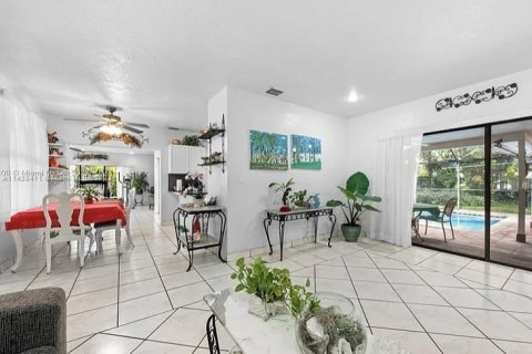 Villa ou maison à vendre à Cutler Bay, Floride: 3 chambres, 165.18 m2 № 858192 - photo 5