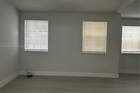 Condo in Hialeah, Florida, 1 bedroom  № 1406293 - photo 24