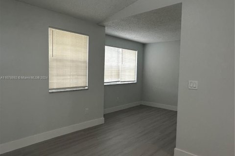 Condo in Hialeah, Florida, 1 bedroom  № 1406293 - photo 23