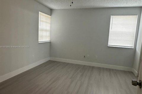 Condo in Hialeah, Florida, 1 bedroom  № 1406293 - photo 28