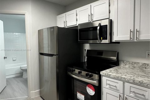 Condo in Hialeah, Florida, 1 bedroom  № 1406293 - photo 5