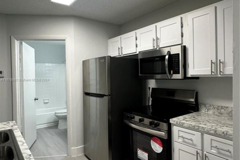 Condo in Hialeah, Florida, 1 bedroom  № 1406293 - photo 3