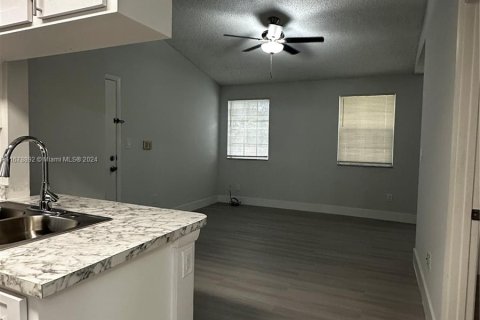 Condo in Hialeah, Florida, 1 bedroom  № 1406293 - photo 14