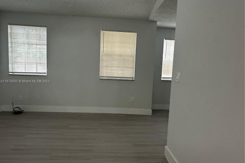 Condo in Hialeah, Florida, 1 bedroom  № 1406293 - photo 25