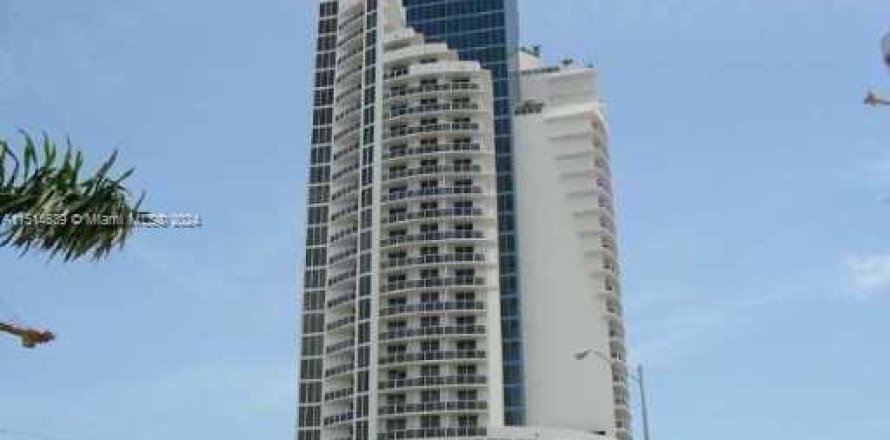 Studio in the Condo in Sunny Isles Beach, Florida  № 949598