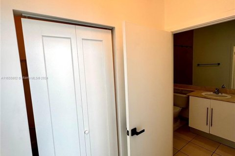 Condo in Miami, Florida, 1 bedroom  № 1355333 - photo 15