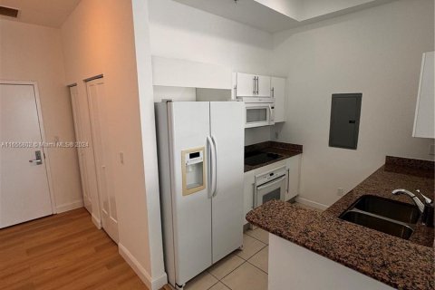 Condo in Miami, Florida, 1 bedroom  № 1355333 - photo 11