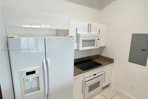 Condominio en alquiler en Miami, Florida, 1 dormitorio, 80.64 m2 № 1355333 - foto 13