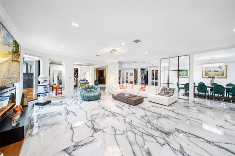Villa ou maison à vendre à North Miami Beach, Floride: 6 chambres, 525.64 m2 № 551288 - photo 13