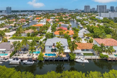 Villa ou maison à vendre à North Miami Beach, Floride: 6 chambres, 525.64 m2 № 551288 - photo 2