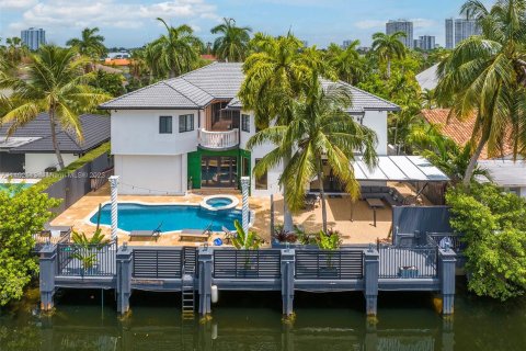Villa ou maison à vendre à North Miami Beach, Floride: 6 chambres, 525.64 m2 № 551288 - photo 1