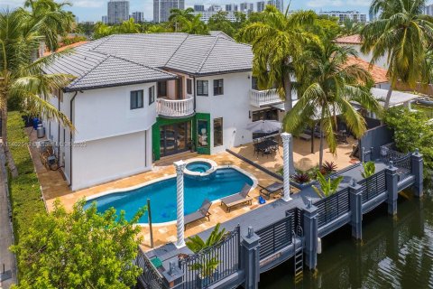 Villa ou maison à vendre à North Miami Beach, Floride: 6 chambres, 525.64 m2 № 551288 - photo 5