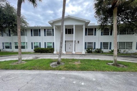 Condo in Fort Lauderdale, Florida, 2 bedrooms  № 1404704 - photo 1