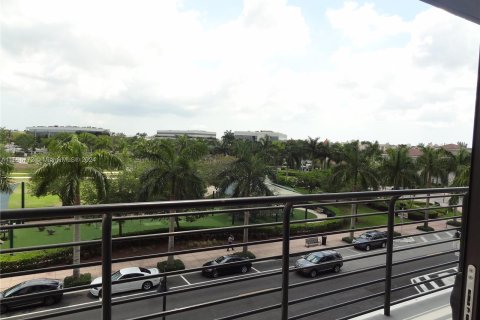 Condo in Doral, Florida, 2 bedrooms  № 1357057 - photo 24