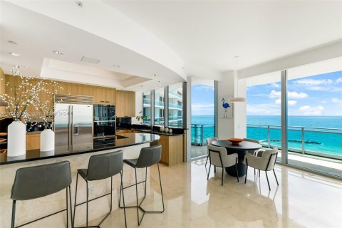 Condominio en venta en Bal Harbour, Florida, 2 dormitorios, 177.72 m2 № 1357010 - foto 9