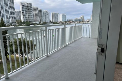 Condominio en venta en Sunny Isles Beach, Florida, 2 dormitorios, 138.24 m2 № 1006894 - foto 3