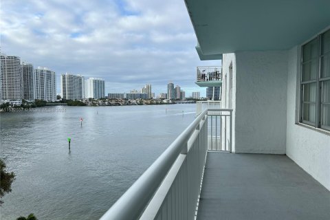 Condominio en venta en Sunny Isles Beach, Florida, 2 dormitorios, 138.24 m2 № 1006894 - foto 2