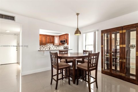 Condo in Miami Beach, Florida, 1 bedroom  № 1395876 - photo 5