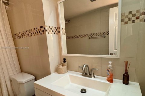 Condo in Miami Beach, Florida, 1 bedroom  № 1395876 - photo 12