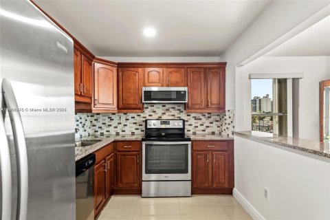 Condo in Miami Beach, Florida, 1 bedroom  № 1395876 - photo 2