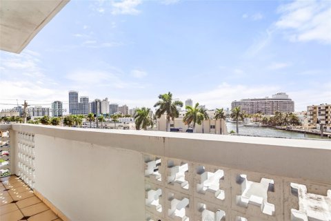 Condo in Miami Beach, Florida, 1 bedroom  № 1395876 - photo 9