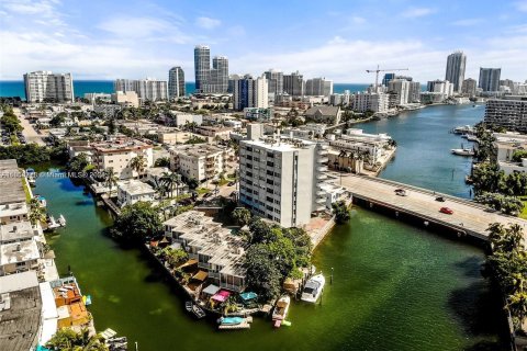 Condo in Miami Beach, Florida, 1 bedroom  № 1395876 - photo 11