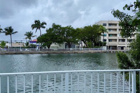 Condo in Miami Beach, Florida, 1 bedroom  № 1395876 - photo 17