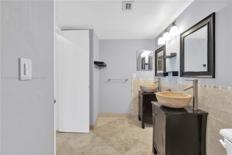 Condo in Aventura, Florida, 2 bedrooms  № 1395923 - photo 22